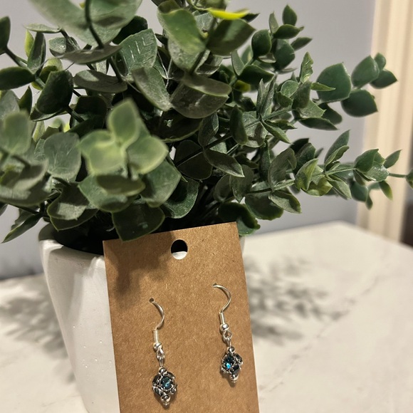 Elegant Silver and Blue Swarovski Earrings - Picture 2 of 3